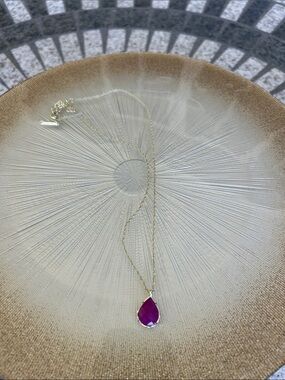 Kendra Scott Kiri Gold Necklace with Fuchsia magenta Teardrop Pendant